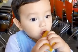 Biểu cảm cực "cute" của con trai Phạm Hương khi ăn chanh