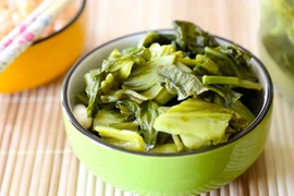 Người được khuyến cáo không ăn dưa muối