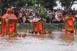 Hình ảnh lễ hội có 3 chiếc kiệu "bay" xuống nước ở Thái Bình