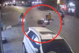 Xe máy trượt tóe lửa, đập vào đuôi ô tô, tài xế nằm gục