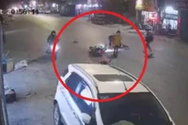 Xe máy trượt tóe lửa, đập vào đuôi ô tô, tài xế nằm gục