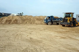 Cát khan hiếm, giá tăng, dân miền Trung lo "vỡ kế hoạch" xây nhà