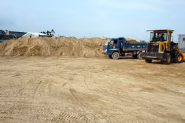 Cát khan hiếm, giá tăng, dân miền Trung lo "vỡ kế hoạch" xây nhà