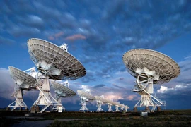 Quan sát lỗ đen, kính viễn vọng bất ngờ bị "dội bom"