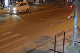 Video: Quái xế bốc đầu rồi lao trực diện vào xe tải 