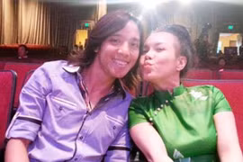 Người chồng mang tiếng "gà trống nuôi con" của danh hài Việt Hương là ai?