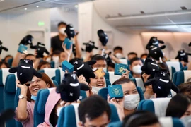 Hành khách thích thú với món quà và thông điệp từ "bạn gấu"