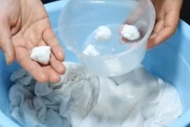 Giặt quần áo thêm vào 2 viên này: Quần áo ố vàng mấy cũng sạch