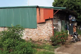 Mua đất xen kẹt, vợ chồng trẻ khóc dở mếu dở 