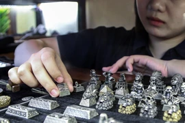 Thu trăm triệu mỗi tháng nhờ chế tạo nút phím kim loại thủ công