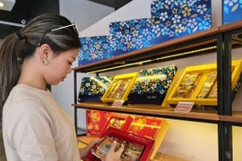 Bánh trung thu cao cấp "giá chát" vẫn cháy hàng giữa dịch COVID-19