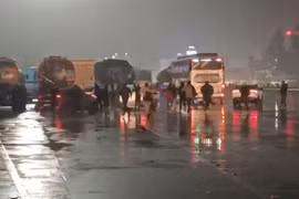 Video: Tài xế ô tô đâm nhân viên trạm thu phí rồi bỏ chạy