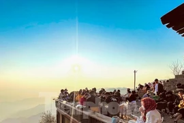 Giới trẻ nô nức đổ về "thiên đường mây" Tà Xùa ngắm hoàng hôn