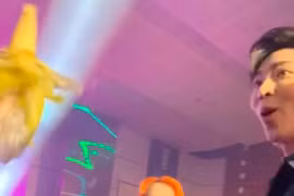 Showbiz Việt lần đầu chứng kiến fan mang hẳn bắp luộc làm lightstick