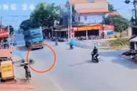 Video: Gặp xe máy chạy ẩu, lái xe Howo xử lý như phim