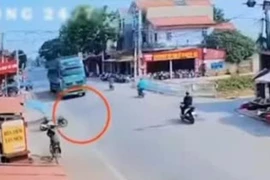 Video: Gặp xe máy chạy ẩu, lái xe Howo xử lý như phim