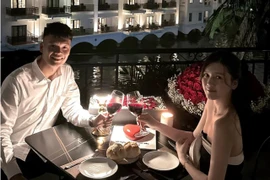 Nguyễn Thành Chung kỷ niệm 1 năm ngày cưới bằng bữa tối lãng mạn