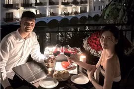 Nguyễn Thành Chung kỷ niệm 1 năm ngày cưới bằng bữa tối lãng mạn