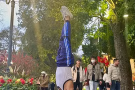 Cụ ông 84 tuổi 'trồng cây chuối' bên bờ Hồ khiến thanh niên trầm trồ