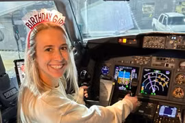 Săn hụt vé xem Taylor Swift, fan "nhờ" phi công bay ngang sân vận động