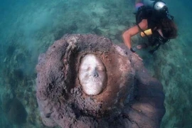 Thợ lặn tìm thấy những khuôn mặt bí ẩn dưới đáy biển 