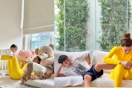 Phì cười với khoảnh khắc Hà Hồ 'quay cuồng' vì các 'thế lực nhí'