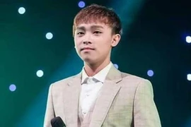 Thái độ của Hồ Văn Cường khi khán giả tặng vàng