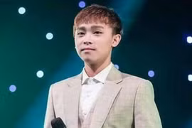 Thái độ của Hồ Văn Cường khi khán giả tặng vàng