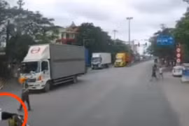 Nhanh vài giây, xe đầu kéo container gây họa 