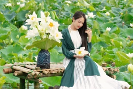 Thiếu nữ xứ Huế tạo dáng cùng hoa sen mùa hạ đẹp nao lòng