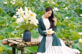 Thiếu nữ xứ Huế tạo dáng cùng hoa sen mùa hạ đẹp nao lòng