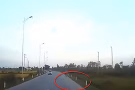 Video: Sang đường bất cẩn, người đàn ông bị xe tải tông văng xa