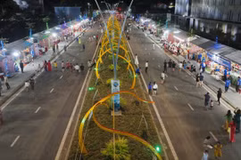 Dừng chân bên phố đi bộ ven vịnh đẹp thế giới Lăng Cô