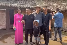 "Cậu bé châu Phi" nổi tiếng cùng Quang Linh vlog du lịch Việt Nam