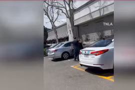 Video: Khoảnh khắc đối tượng táo tợn cướp ô tô tại bãi đỗ xe 