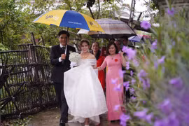 Đám cưới ‘chạy’ siêu bão số 4 Noru ở miền Trung