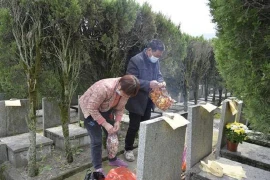 “Mộ có hố thì con cháu nghèo, ba vật bên mộ thì sinh phú quý” 