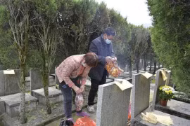 “Mộ có hố thì con cháu nghèo, ba vật bên mộ thì sinh phú quý” 