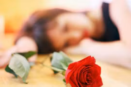 Hành động bất cẩn của cô giúp việc hé lộ bí mật tày trời 