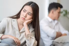 Chị dâu đòi anh tôi trả lương mới chịu ở nhà nội trợ