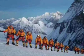 Leo lên đỉnh Everest, tốt nhất là không nên giúp đỡ người bị ngã?
