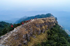 Xem mây vờn núi ở nóc nhà xứ Lạng