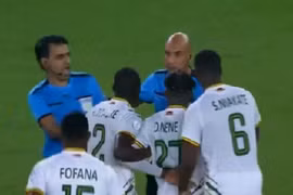 Video: Cầu thủ đòi đánh trọng tài sau khi thua trận