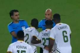 Video: Cầu thủ đòi đánh trọng tài sau khi thua trận