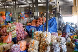 Tiểu thương chợ đầu mối lớn nhất TPHCM xoay cách gồng lỗ