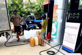 Nhân viên Petrolimex không bán xăng theo can, có đúng quy định?