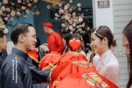 Vợ chồng Tăng Thanh Hà gây sốt với hình ảnh trao nhận sính lễ 