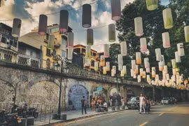 Phố Phùng Hưng rợp đèn lồng đón Trung thu giữa lòng Hà Nội