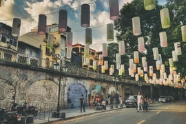 Phố Phùng Hưng rợp đèn lồng đón Trung thu giữa lòng Hà Nội