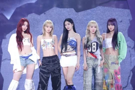 Nữ thần tượng Huh Yunjin gây tranh cãi với mốt khoe nội y